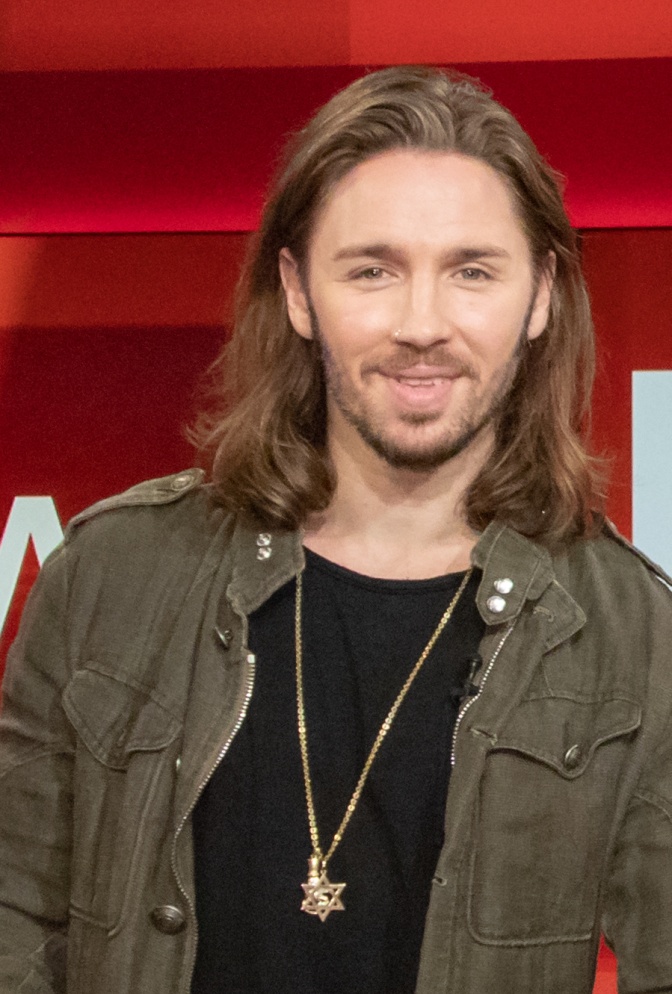 Gil Ofarim mit einer goldenen Kette mit Davidstern um den Hals.