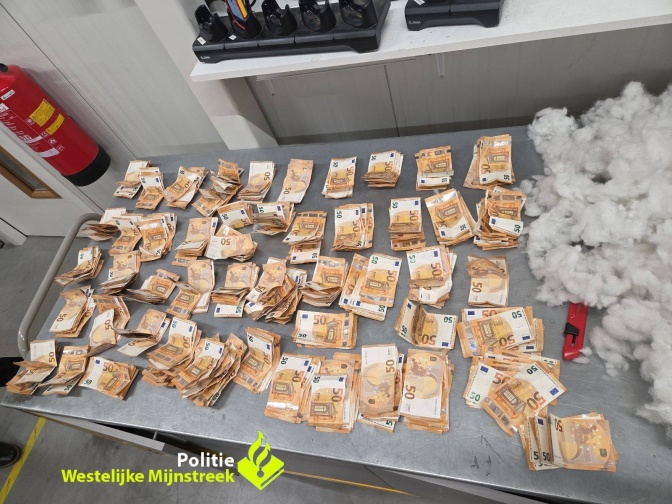 Viele Bündel mit 50-Euro-Scheinen liegen in Reihen nebeneinander.