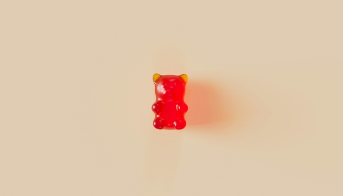 Ein einzelnes rotes Gummibärchen