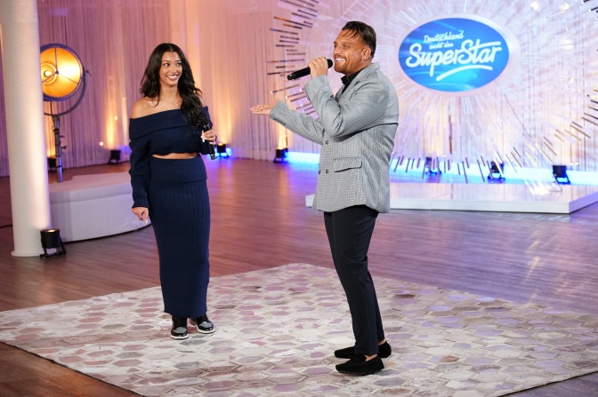 Menowin Fröhlich singt vor der DSDS Jury, im Hintergrund an der Wand das beleuchtete Logo der Sendung.