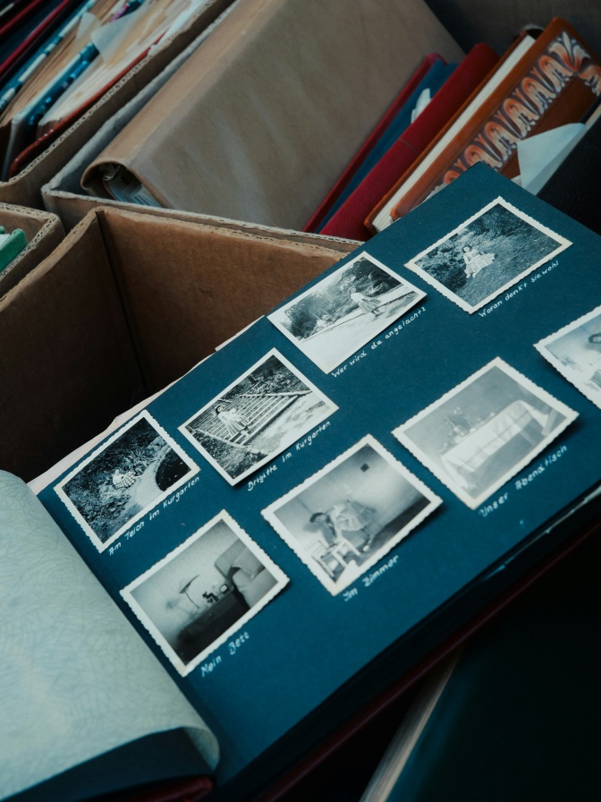 Ein aufgeschlagenes Fotoalbum mit alten Schwatz-weiß-Fotos.
