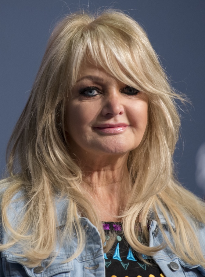 Bonnie Tyler mit langen blonden Haaren. Sie schaut mit ernstem Blick in die Kamera.