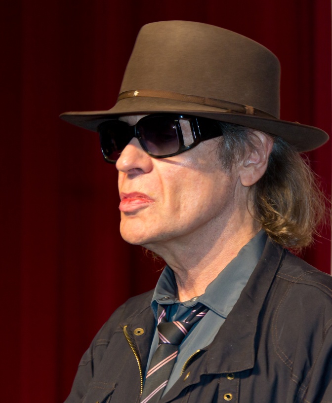 Udo Lindenberg mit schwarzer Sonnenbrille und Hut.