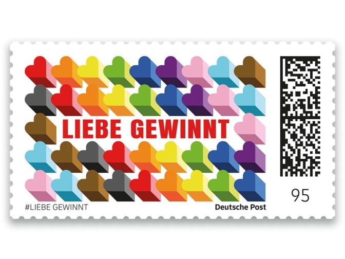 Eine Briefmarke mit Herzen in Regenbogenfarben, in der Mitte steht Liebe gewinnt.