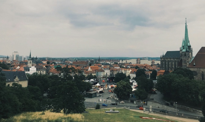 Die Stadt Erfurt, von einer Anhöhe aus fotografiert.