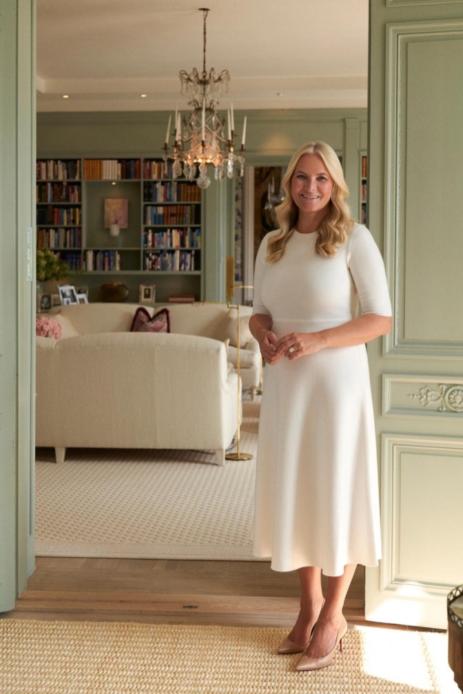 Mette-Marit in einem cremefarbenen Kleid in einem Wohnraum im Schloss.