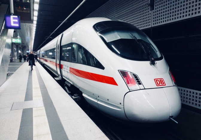 Ein rot-weißer ICE steht am Berliner Hauptbahnhof am Gleis.