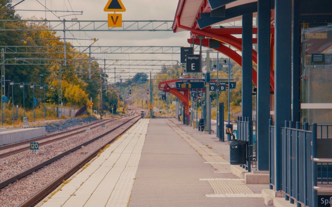 Ein Gleis an einem Bahnhof
