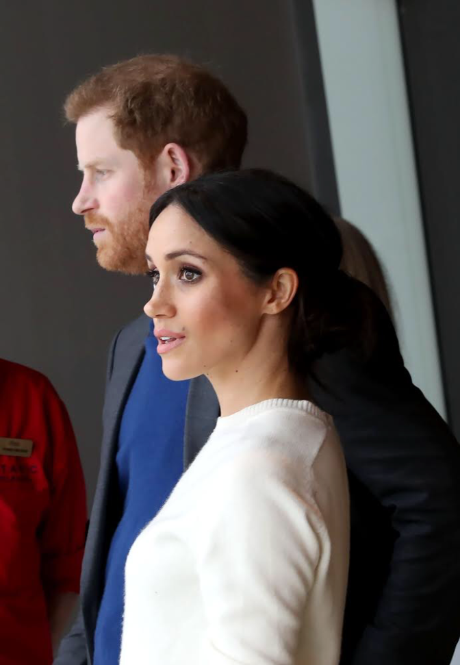 Meghan und Harry im Profil fotografiert. Sie stehen eng nebeneinander.