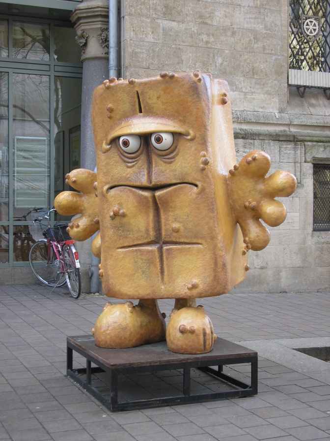 Eine große Statue einer Comicfigur eines Kastenbrots
