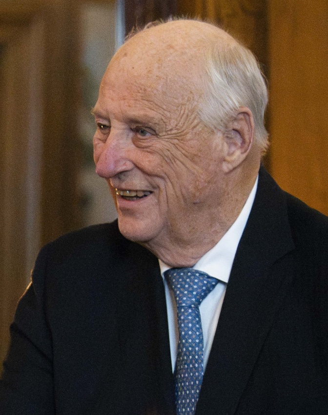 König Harald mit Stirnglatze und einem dünnen weißen Haarkranz. Er trägt Anzug und Krawatte.