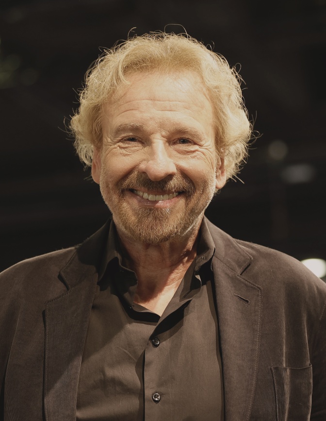 Thomas Gottschalk mit Vollbart und blonden Locken. Er lächelt direkt in die Kamera.