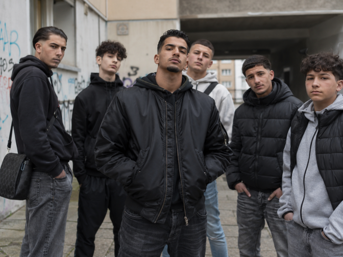 Eine Gruppe von Jugendlichen in Streetwear.