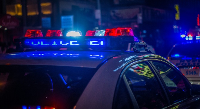 Die Blaulichtscheinwerfer eines amerikanischen Polizeiautos