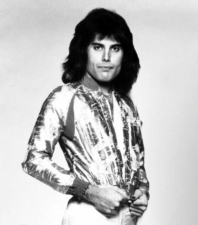 Schwarz-weiß-Foto von Freddie Mercury mit Vokuhila in einer engen gemusterten Jacke