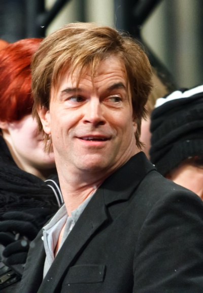 Campino mit braunen Haaren, der >Pony fällt ins Gesicht.
