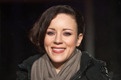 Jasmin Wagner lächelt in die Kamera. Sie hat ihre Haare zur Seite frisiert und trägt einen Schal.