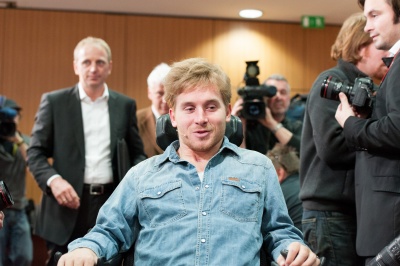 Samuel Koch in Jeanshemd und mit Drei-Tage-Bart.