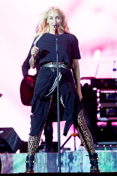 Sarah Connor auf der Bühne. Sie singt in ein Mikro, hinter ihr sieht man Verstärker.