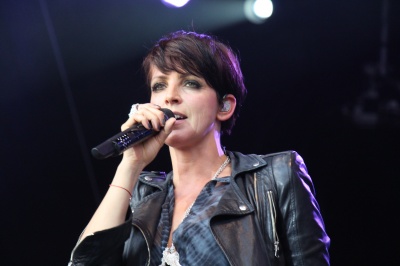 Nena singt in ein Mikrophon