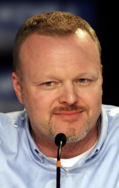Stefan Raab spricht in ein Mikrophon