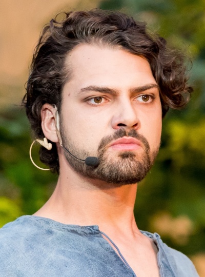 Jimi Blue Ochsenknecht mit Vollbart und dunkelbraunen, gewellten Haaren. Er trägt ein Headset mit Mikro.