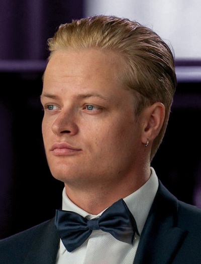Marius Borg Høiby mit nach hinten frisierten blonden Haaren. Er trägt Anzug und Fliege.