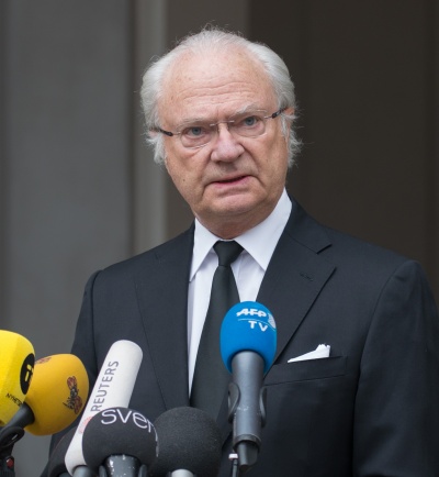 Carl Gustaf von Schweden spricht in ein Mikrophon