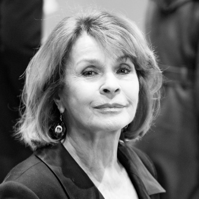 Schwarz-weiß-Foto von Senta Berger mit kinnlangem Bob. Sie schaut ernst direkt in die Kamera.