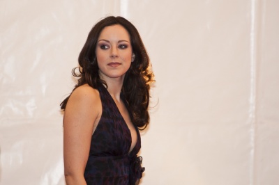 Jasmin Wagner in einem schwarzen Kleid mit tiefem Ausschnitt